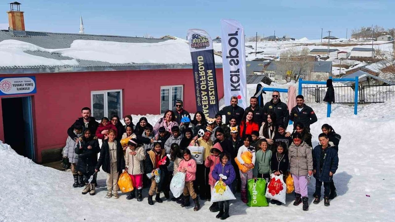 Kar tünellerinden geçerek zorlu yolları aştılar, kış şartlarında 2 bin 700 rakımlı köyde minik yürekleri ısıttılar