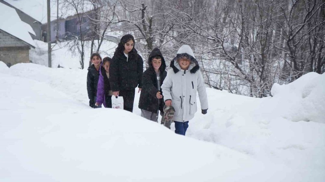 Kar üstünde bayram sevinci