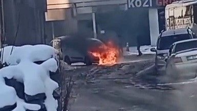 Kars’ta seyir halindeki araçta yangın paniği