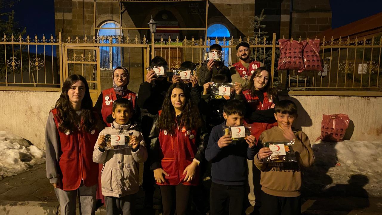 Kızılay gönüllüleri Ağrı’da çocukların teravih sevincine ortak oldu