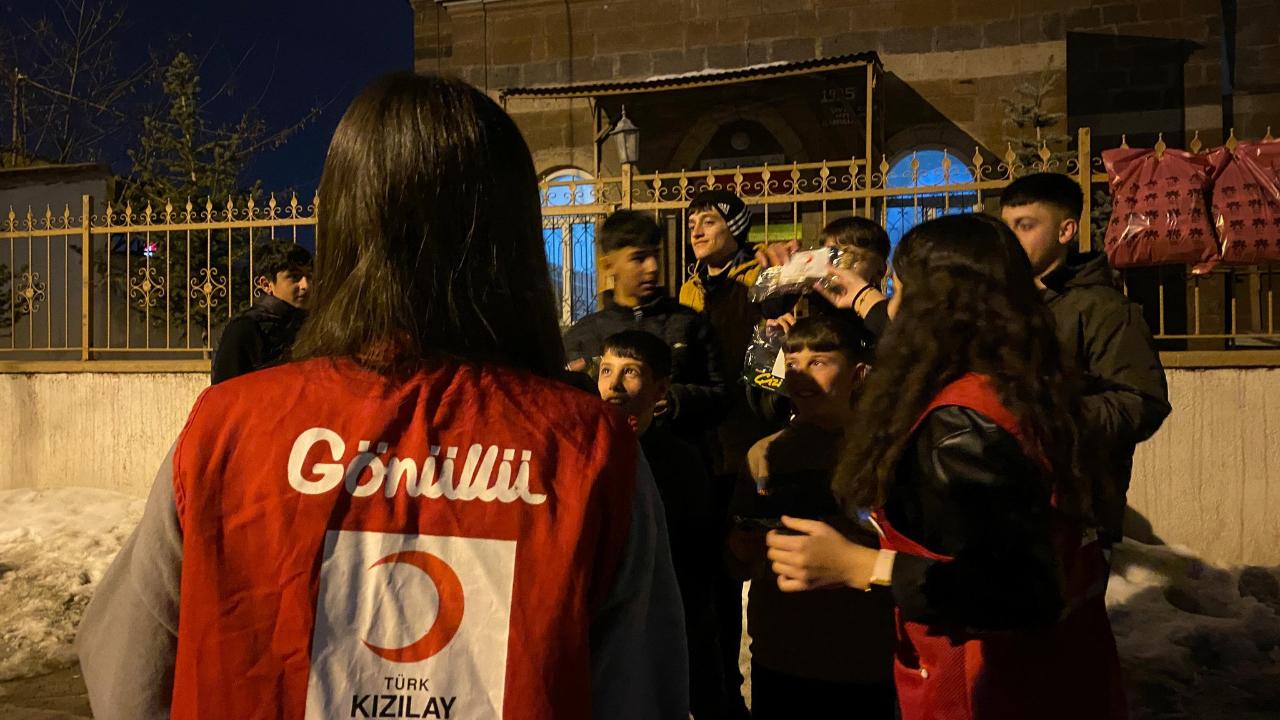Kızılay gönüllüleri Ağrı’da çocukların teravih sevincine ortak oldu