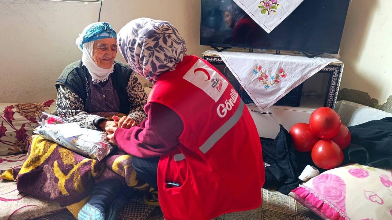 Kızılay Kadın Gönüllüleri 8 Mart’ta Yaşlı Kadınları Unutmadı