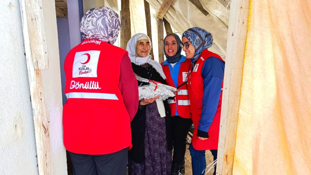 Kızılay Kadın Gönüllüleri 8 Mart’ta Yaşlı Kadınları Unutmadı