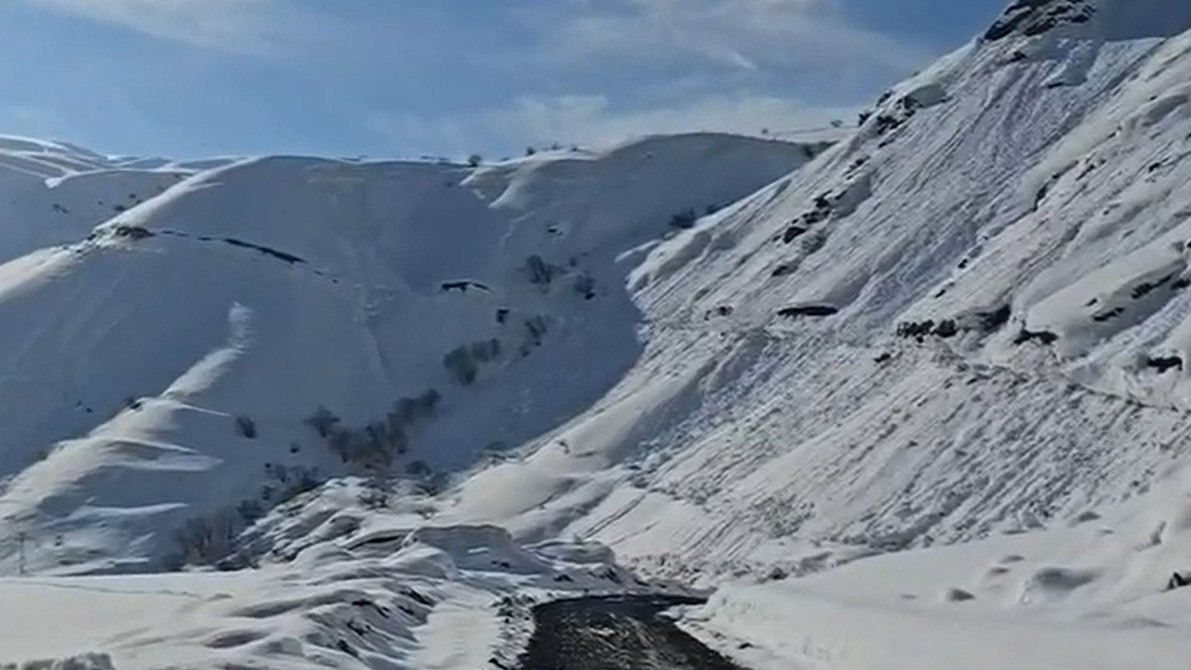 Köy yolunu kapatan çığ temizlendi