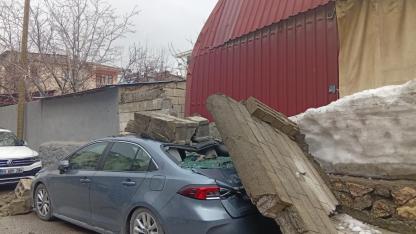 Kuvvetli Yağış Erciş’te Tehlike Yarattı: Duvar Çöktü, Araç Hasar Aldı