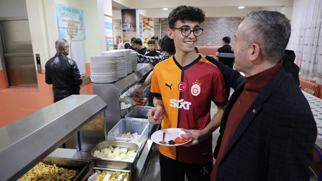 “Maarifin Kalbinde Ramazan” etkinliğinde öğrencilerle sahur