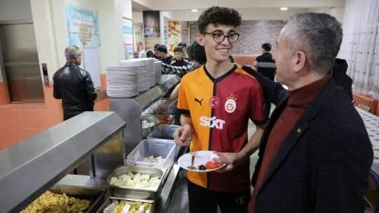 “Maarifin Kalbinde Ramazan” etkinliğinde öğrencilerle sahur
