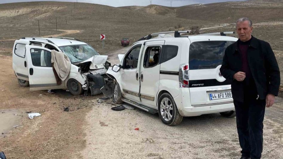 Malatya’da iki araç kafa kafaya çarpıştı: 4 yaralı