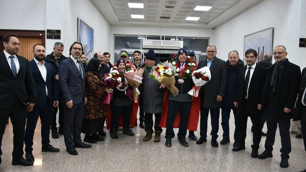 Meşaleler Dadaşların özel gururları için yandı