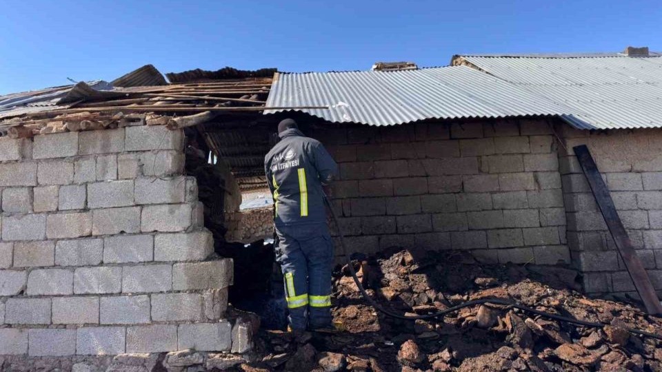 Muradiye’de ahır yangını