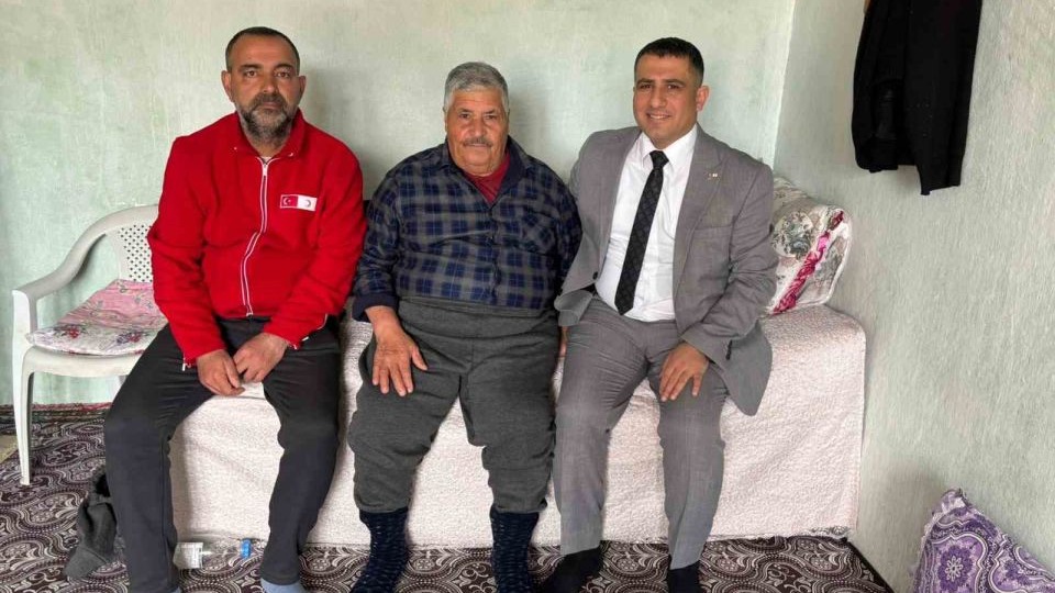 Muradiye'de Kızılay yalnız yaşayan yaşlılara bayram ziyareti gerçekleştirdi