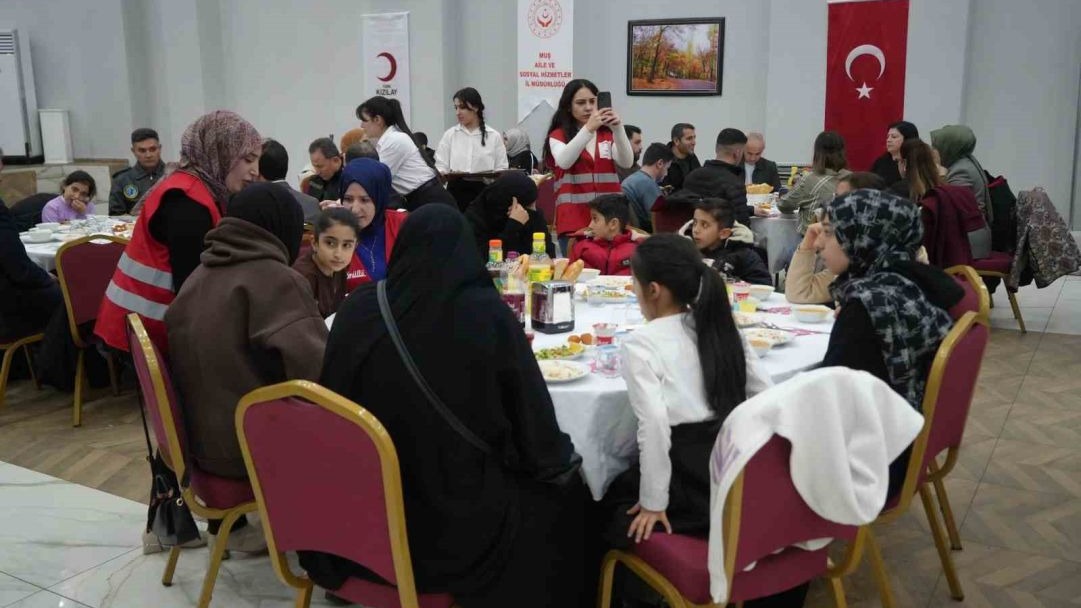 Muş Valisi Avni Çakır, Dünya Yetimler Günü’nde koruyucu aileler ve çocuklarla iftarda buluştu