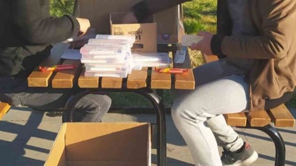 Muşlu hayırseverlerden Suvaran köyü öğrencilerine kırtasiye desteği