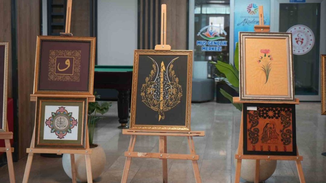 Muş’ta 35 adet eserin yer aldığı "Sanatın Diliyle Değerlerimiz" sergisi açıldı