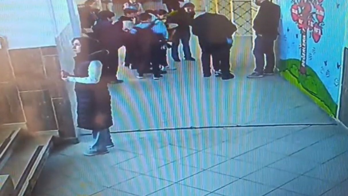 Nöbetçi öğretmen Heimlich manevrası ile öğrenciyi hayata döndürdü