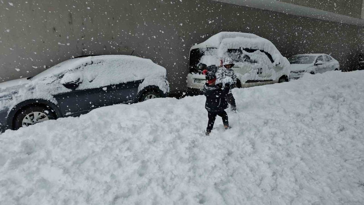 O ilçede kar kalınlığı 1 metreyi buldu