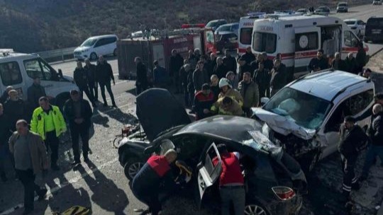 Otomobil ile hafif ticari aracın karıştığı kazada 2 kişi hayatını kaybetti, 3 kişi yaralandı