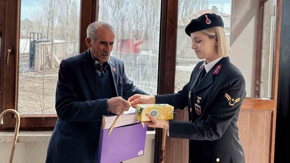 Özalp ilçesinde şehit ailelerine bayram ziyareti