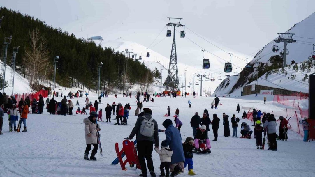 Palandöken Kayak Merkezi'nde bayram yoğunluğu