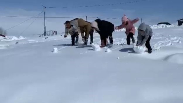 Patnos'ta kar yağışı sonrası, çocuklar doyasıya eğlendi