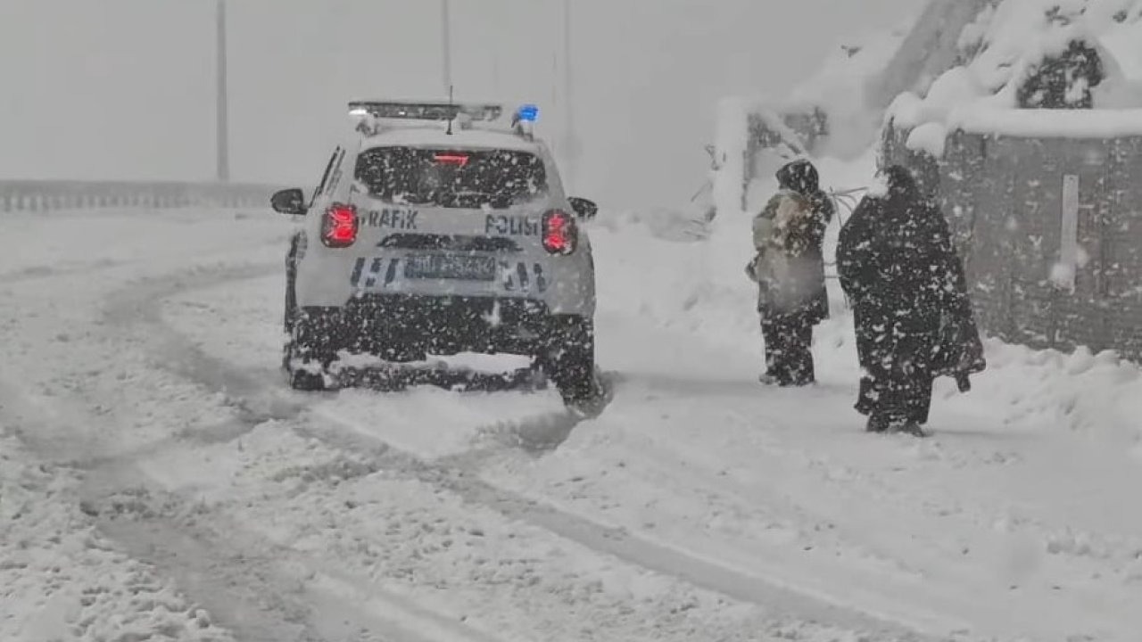 Polis karda mahsur kalan aileyi emniyet kurtardı
