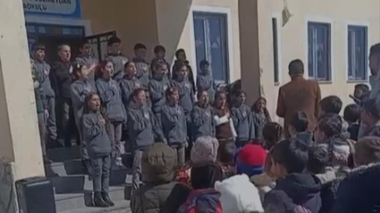 Taşlıçay’da minik kızın ilahiye içten eşliği sosyal medyada ilgi gördü (Videolu Haber)