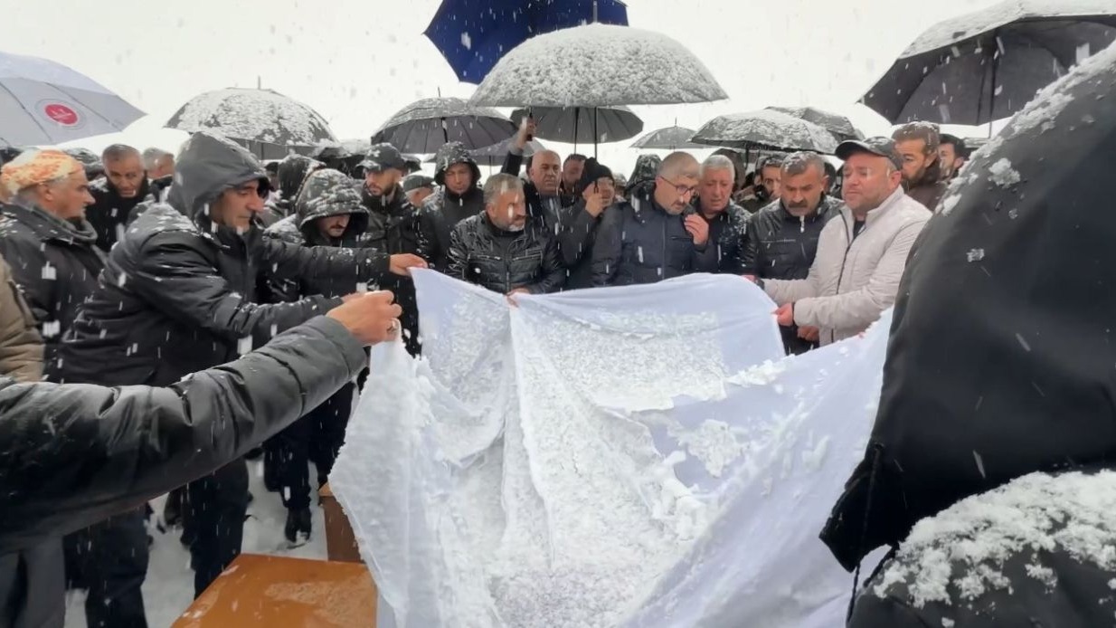 Tatvandaki feci kazada hayatını kaybeden aile yan yana defnedildi