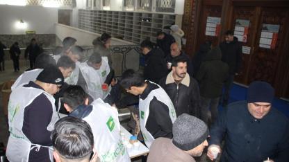 Teravih Çıkışı Cemaate Sıcak Salep İkramı