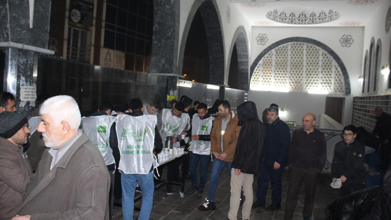 Teravih Çıkışı Cemaate Sıcak Salep İkramı