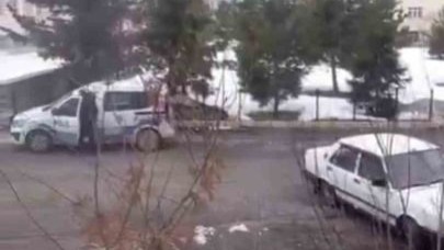 Tornavida ile otomobilin kapısını zorlayan gençler kameraya yakalandı