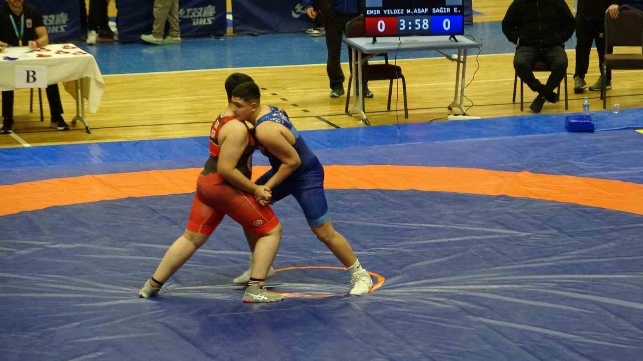 U15 Güreş Grup Müsabakaları Van’da başladı