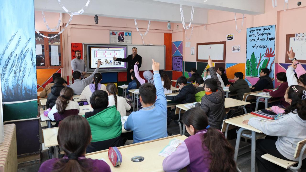 Vali Bozkurt, öğrencilerin daha güvenli öğrenim ortamı için sahada