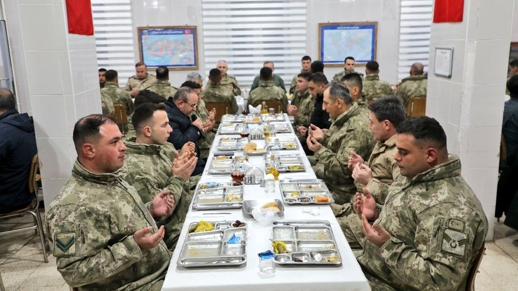 Vali Polat, iftarını sınırda Mehmetçik ile açtı