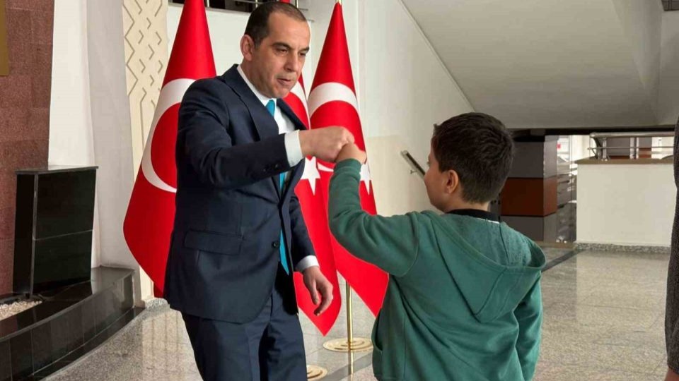 Vali Taşolar bayram geleneğini sürdürdü, çocuklara harçlık verdi