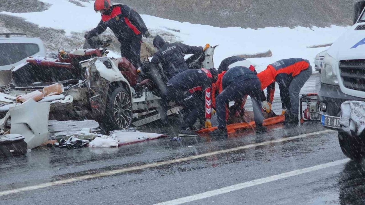 Van - Bitlis yolundaki feci kazada karı koca hayatını kaybetti
