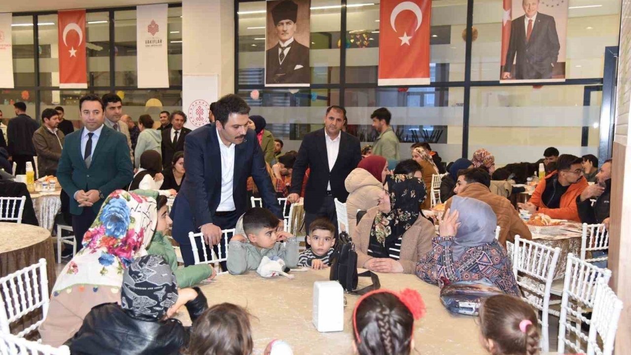 Van İpekyolu Kaymakamı Gilan vatandaşlarla iftar sofrasında buluştu