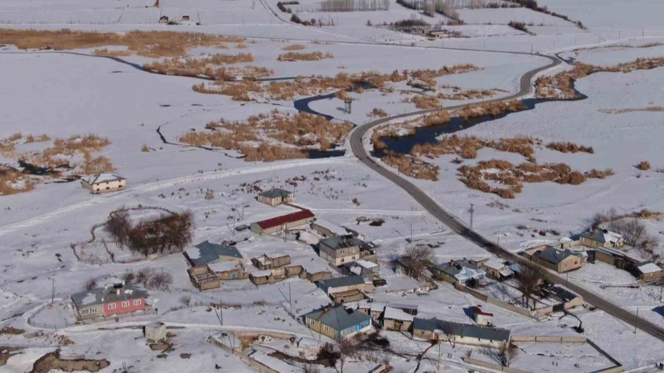 Van’da karla gelen güzellik: Yerleşim yerleri beyaz gelinliğini giydi