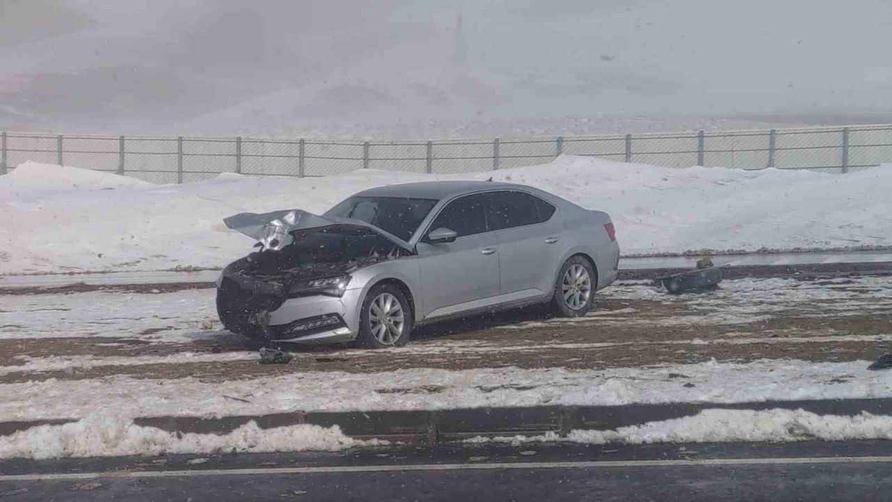 Van’da Kaymakamın bulunduğu otomobil kaza yaptı