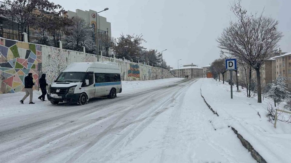 Van’da mart ayı kapıdan baktırdı: Kar yağışı ulaşımı durdurdu