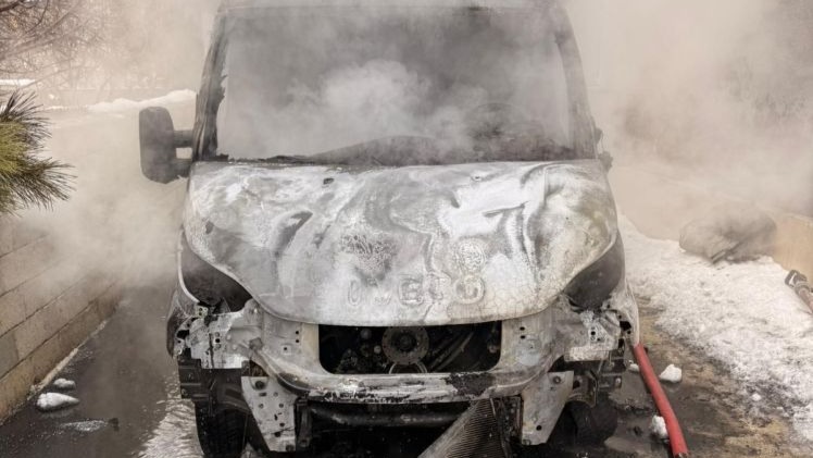 Van’da park halindeki kamyonet yandı