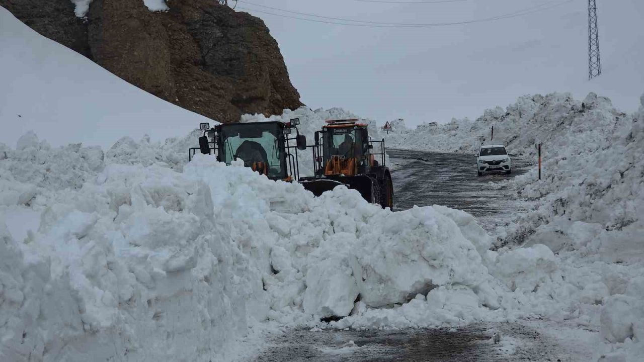 Van'ın O İlçesinde Kar kalınlığı 4 metreye Yaklaştı