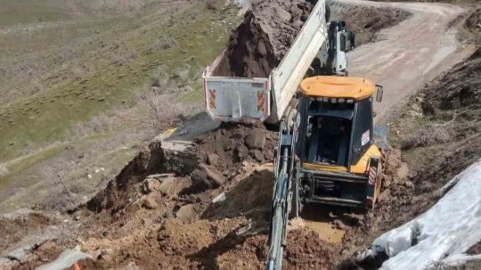 Yağmur sonrası köy yolunda çökme meydana geldi