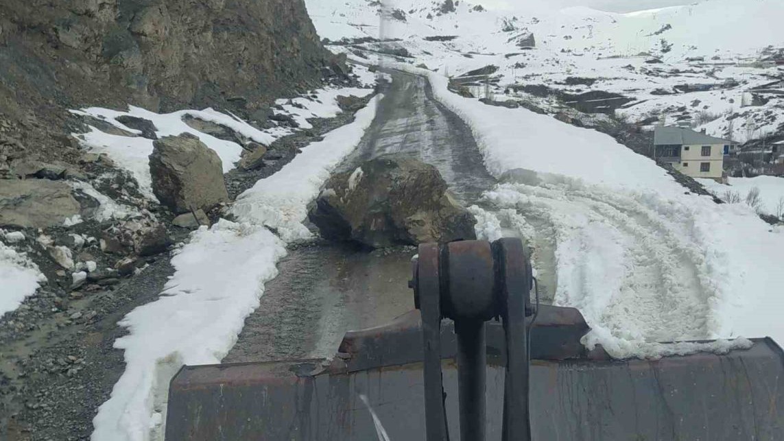 Yeni Mahalle yoluna düşen kayalar temizlendi