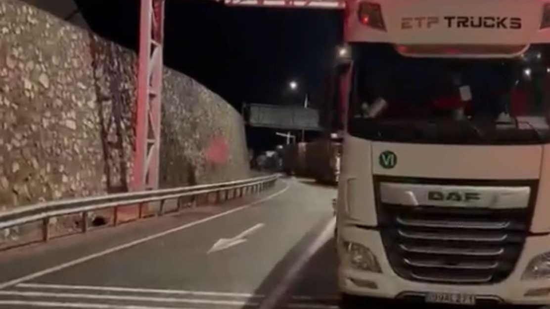 Yüksekova-Van kara yolunda heyelan: Ulaşım durdu