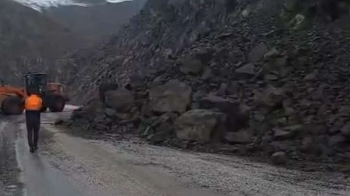 Yüksekova yolu heyelan riski nedeniyle gece trafiğe kapatılacak