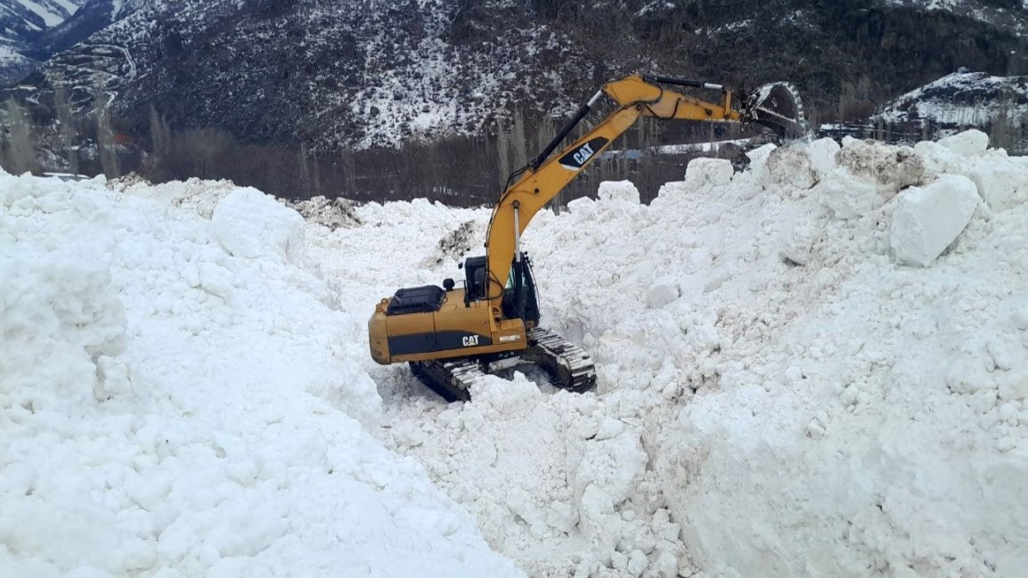 Yüksekova’da çığ meyve bahçelerini yuttu: Köy yolu kar tünelleriyle açılıyor
