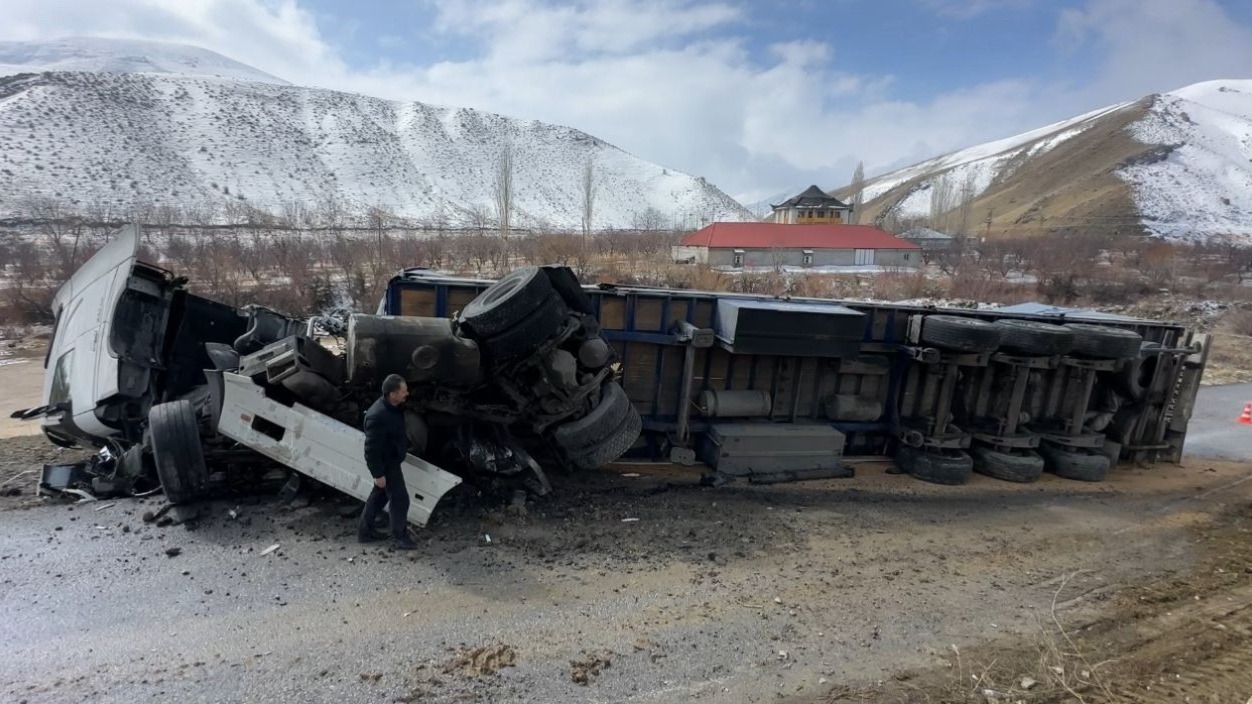 Yüksekova’da İran plakalı tır devrildi: 1 yaralı