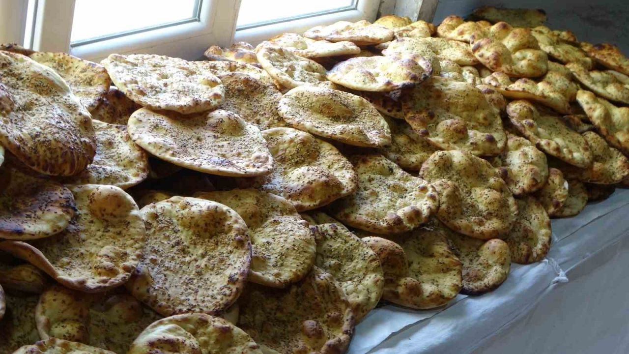 3 çocuk annesi kadın ürettiği ekmeklerle aile bütçesine katkı sağlıyor