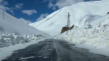 Bahçesaray yolundaki çalışmalara çığ riski nedeniyle ara verildi