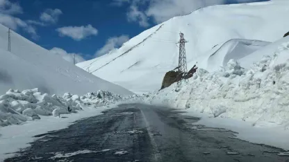 Bahçesaray yolundaki çalışmalara çığ riski nedeniyle ara verildi